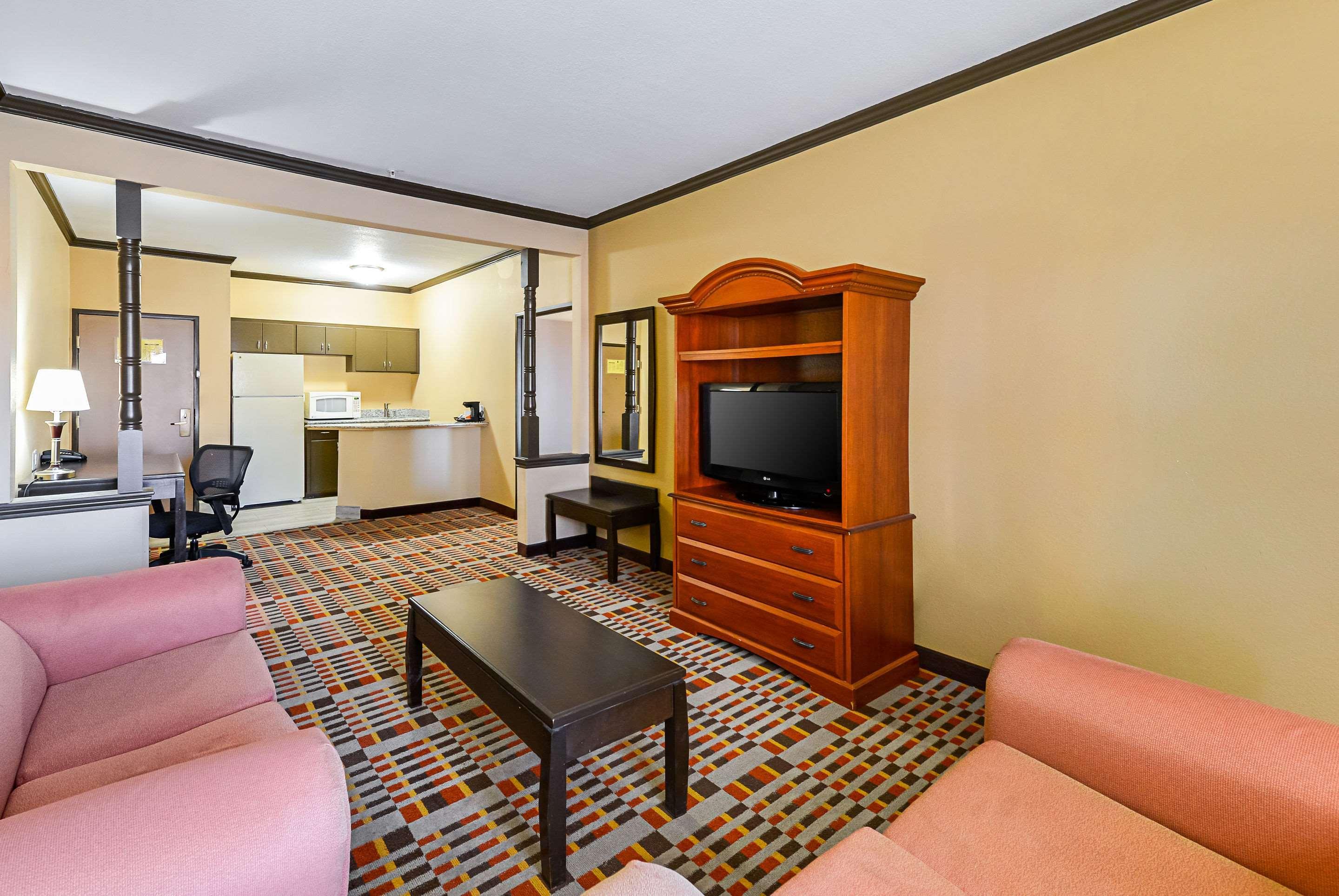 Quality Inn & Suites Lubbock Bagian luar foto