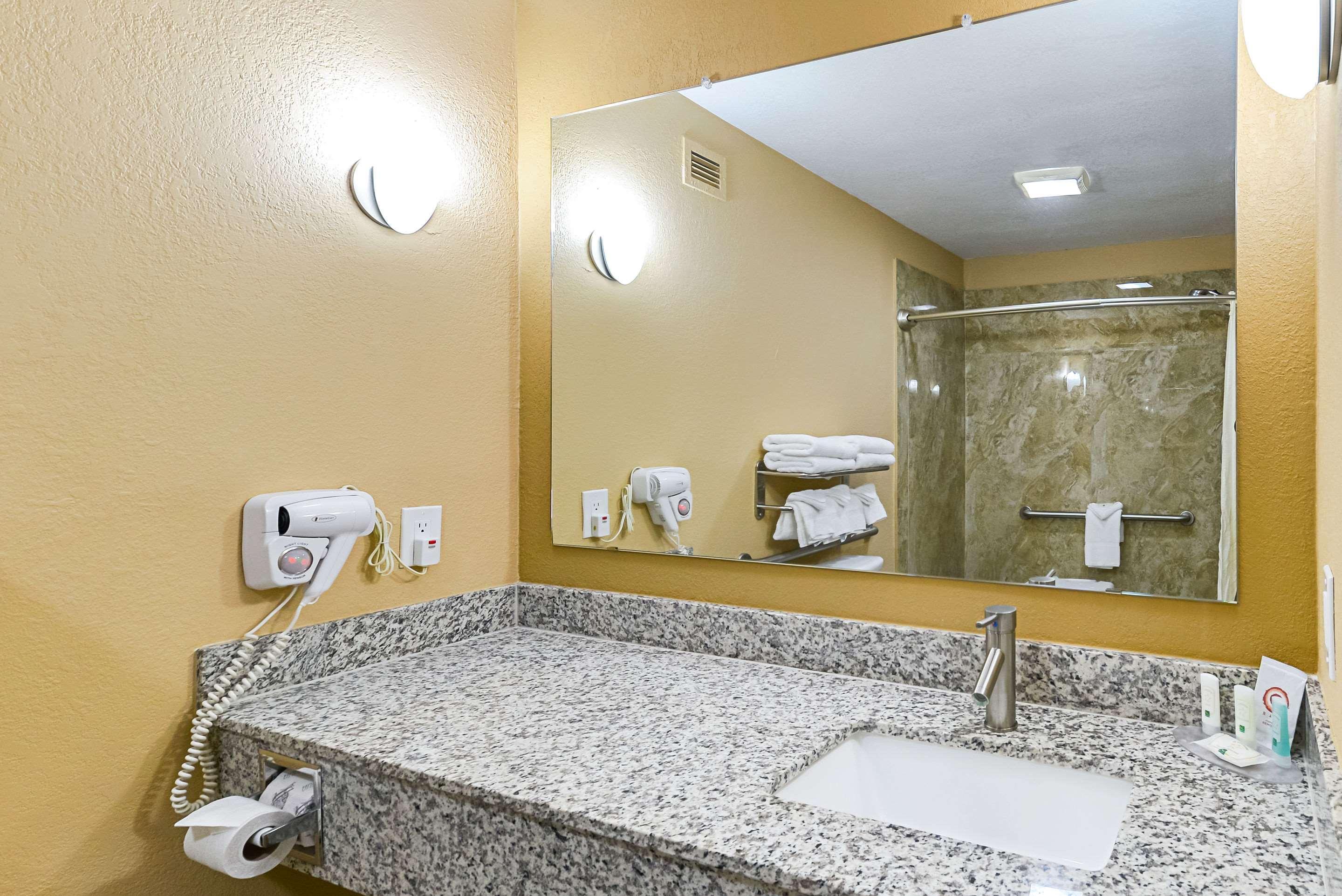 Quality Inn & Suites Lubbock Bagian luar foto