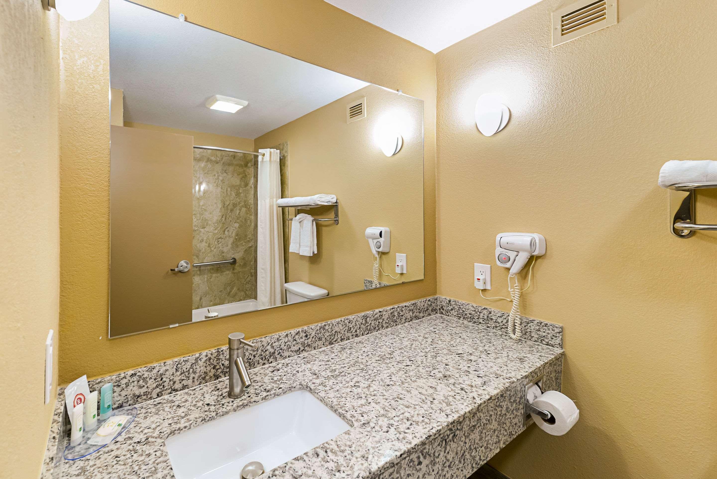 Quality Inn & Suites Lubbock Bagian luar foto