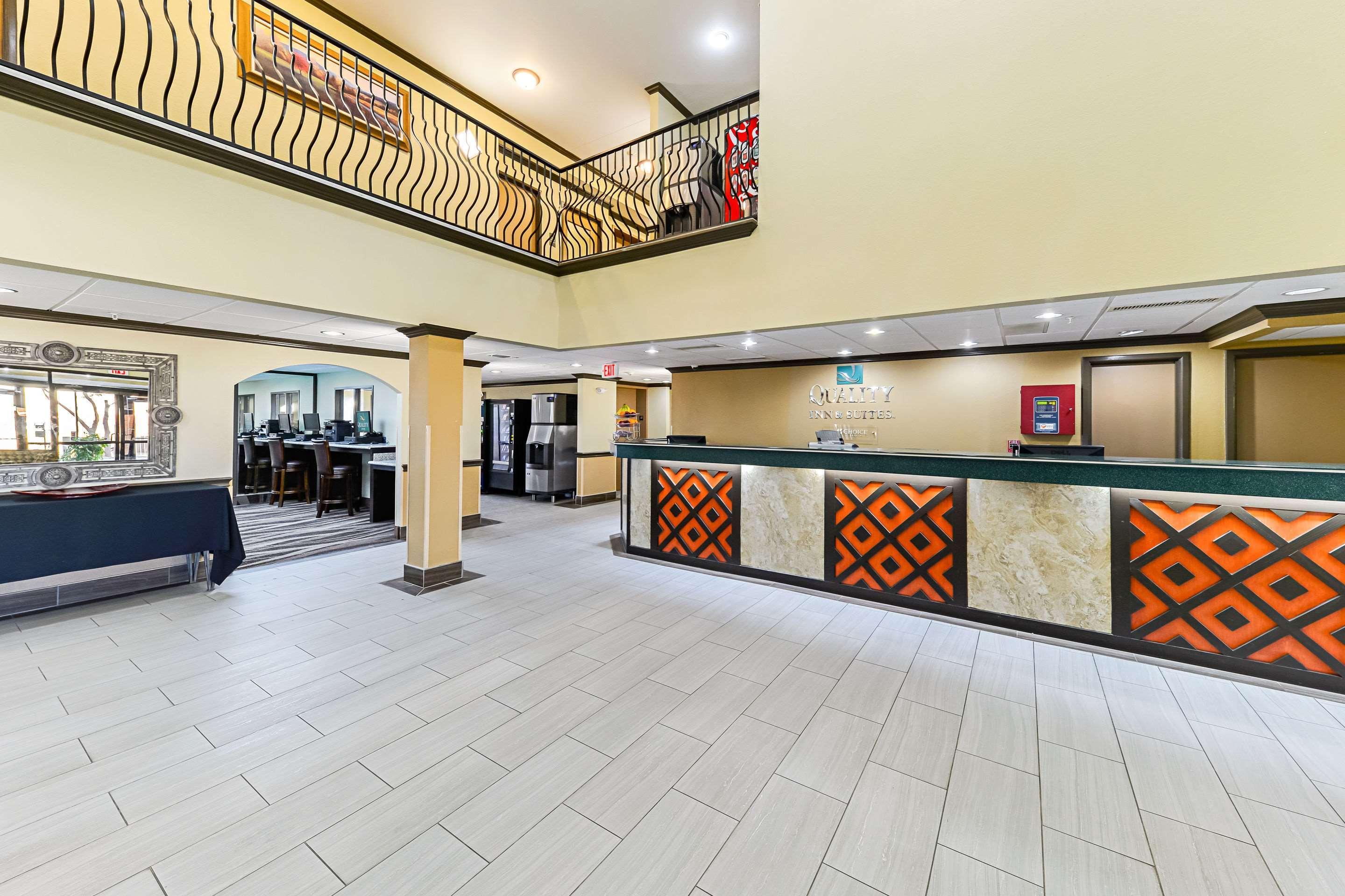 Quality Inn & Suites Lubbock Bagian luar foto