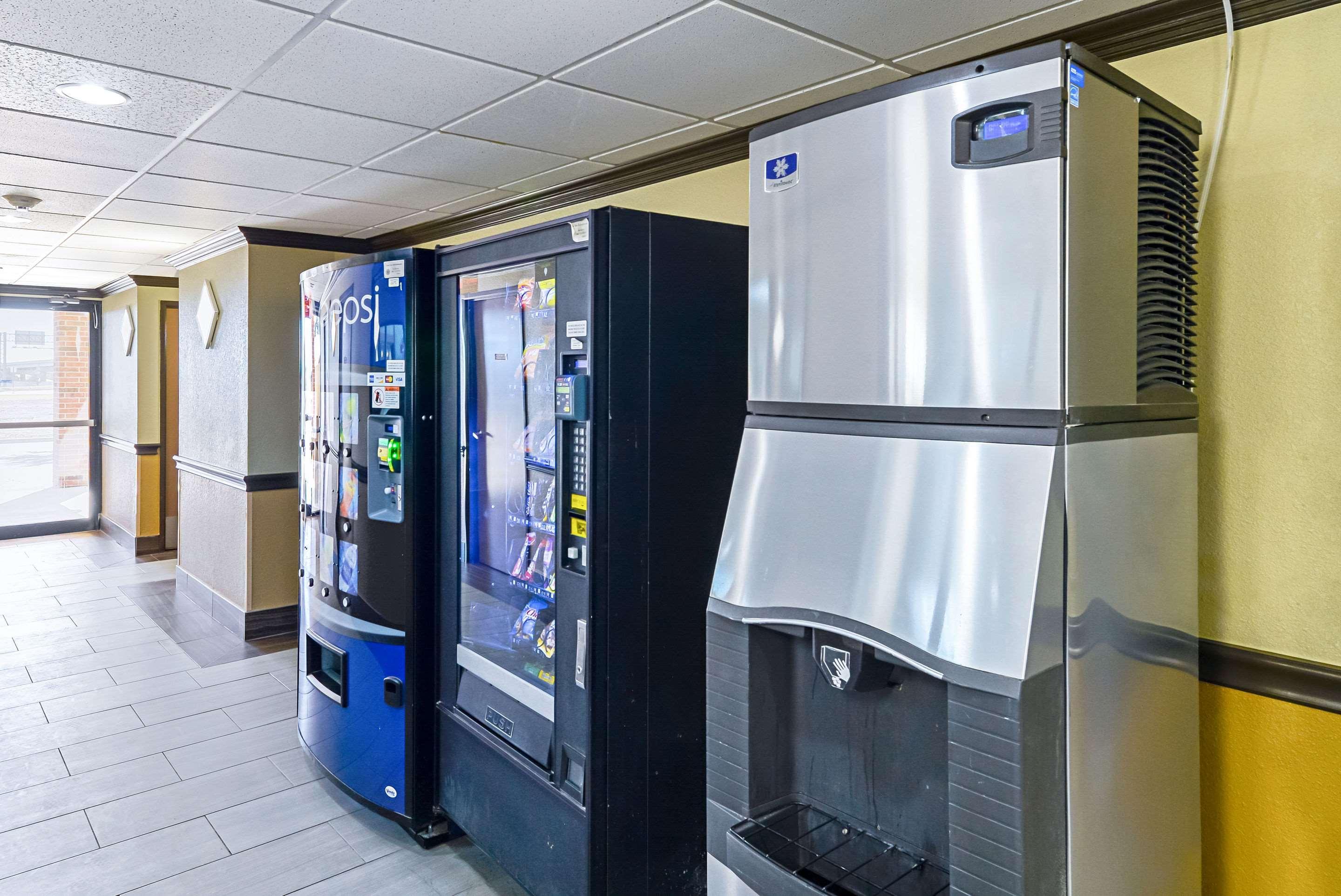 Quality Inn & Suites Lubbock Bagian luar foto
