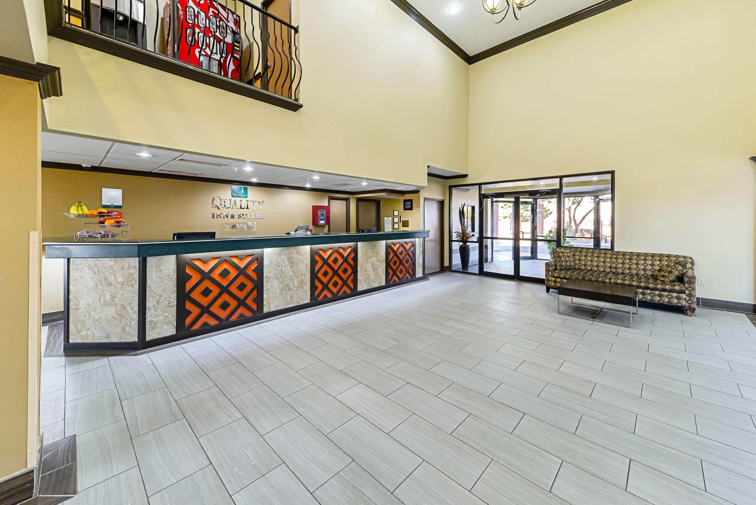 Quality Inn & Suites Lubbock Bagian luar foto
