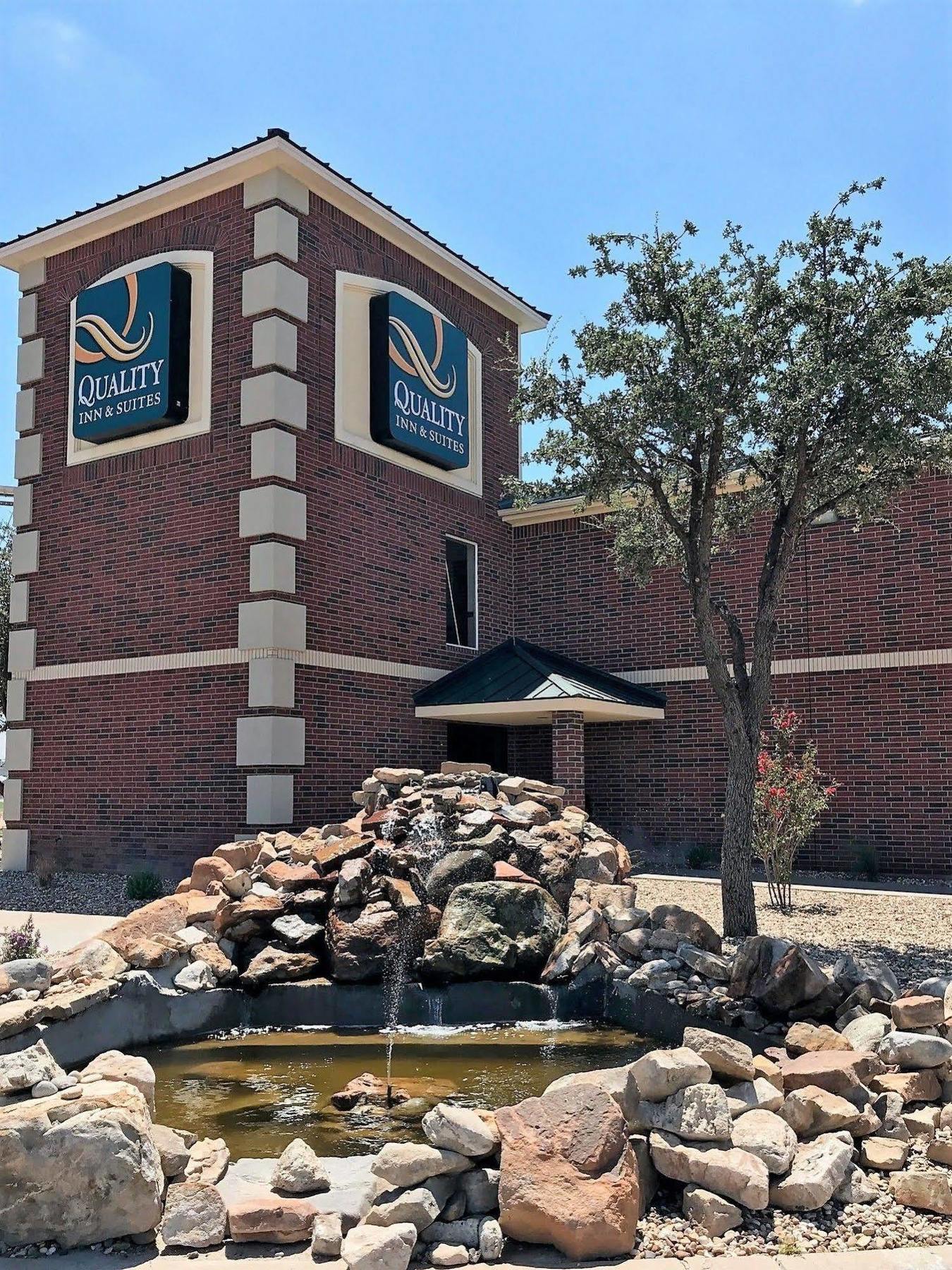 Quality Inn & Suites Lubbock Bagian luar foto