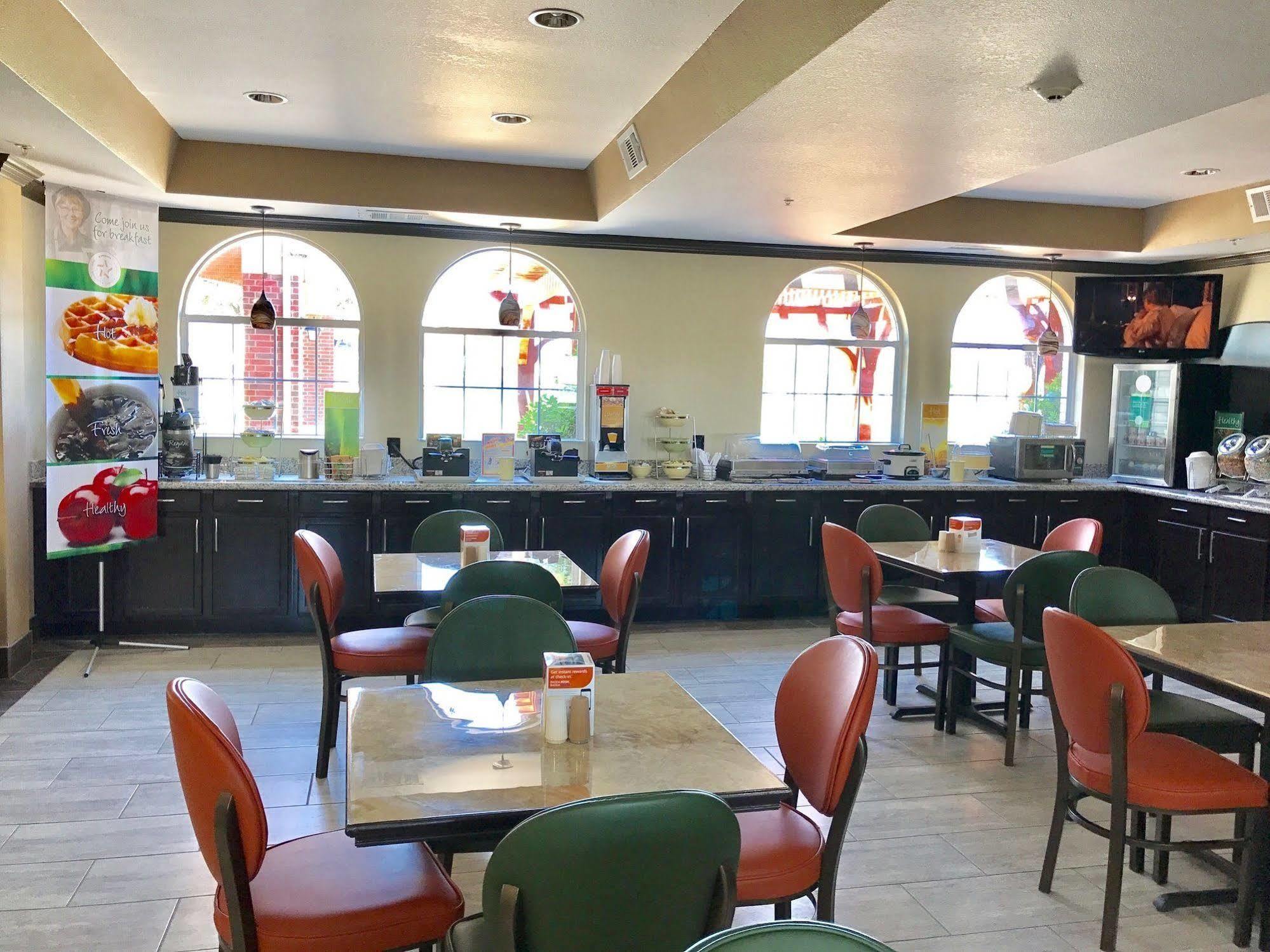 Quality Inn & Suites Lubbock Bagian luar foto