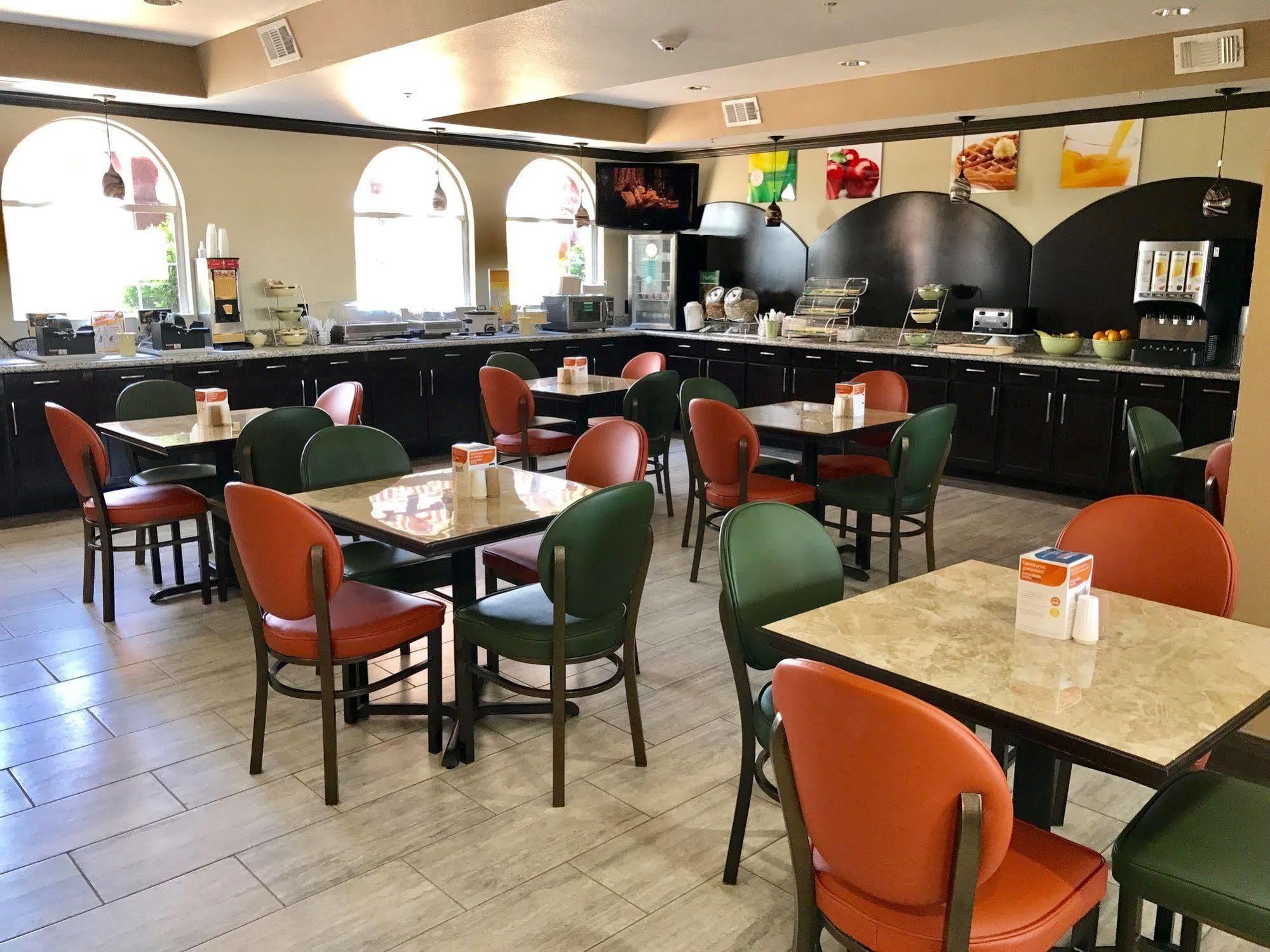 Quality Inn & Suites Lubbock Bagian luar foto